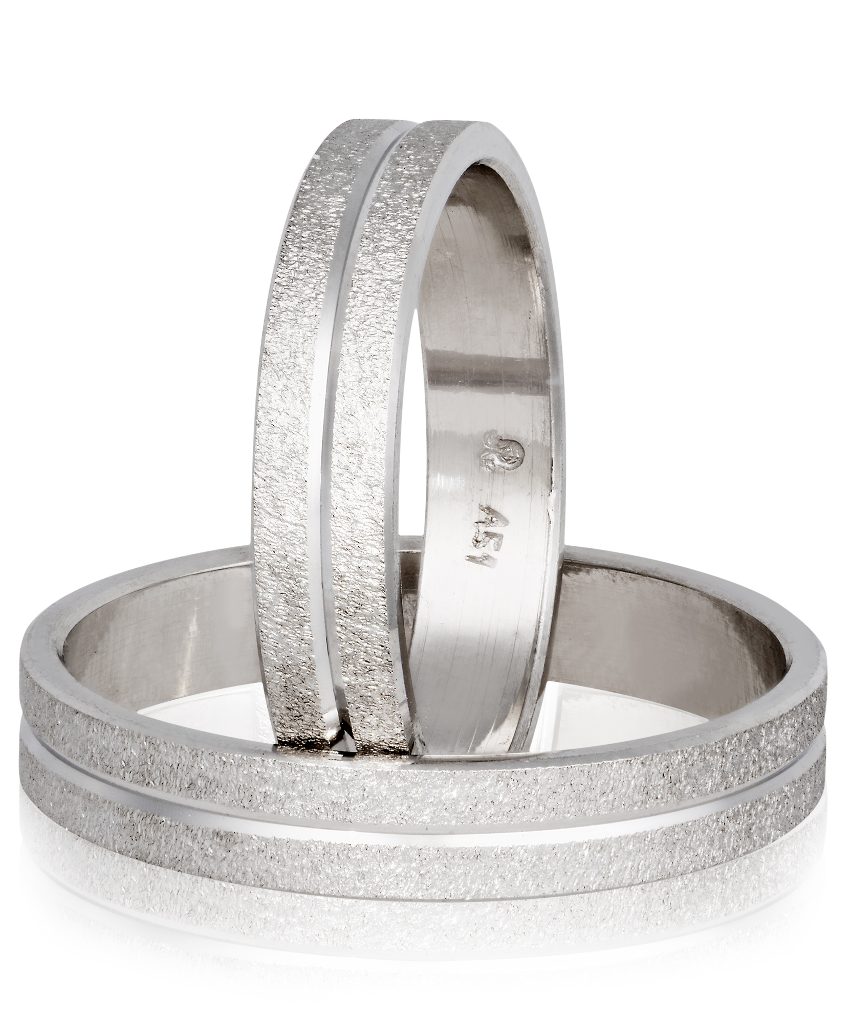 Βέρες γάμου απο λευκόχρυσο σαγρέ με αυλάκι στο κέντρο 4.5mm.